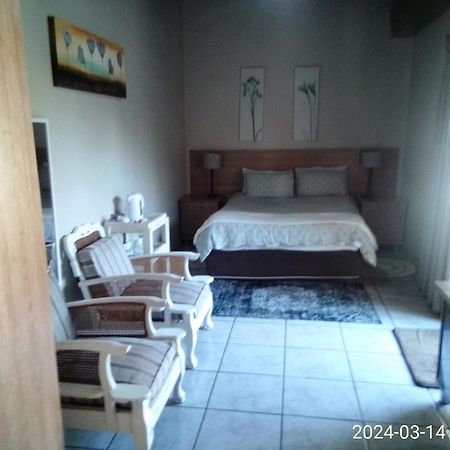 ואנדרביג'לפארק 12 On Vaal Drive Guesthouse מראה חיצוני תמונה